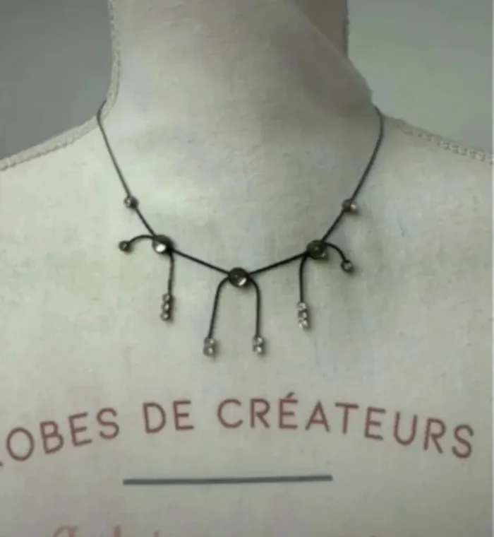 Collier femme fantaisie argenté avec strass