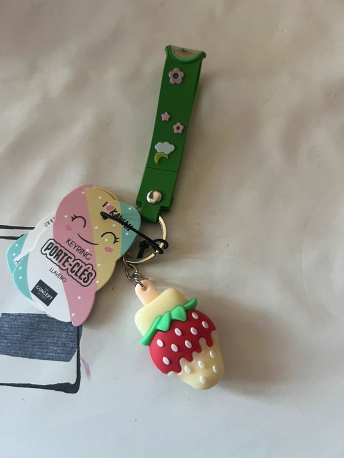 Porte clé petite fraise collection Kawaii neuf !