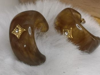 Créoles en résine finition bijou doré