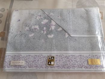 parure de drap vintage avec de motifs de fleurs violettes