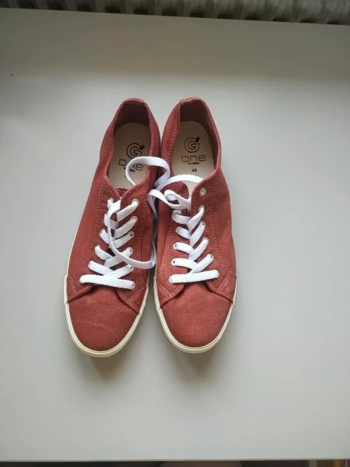 Paire de chaussures de ville (baskets) neuve pour hommes taille 45