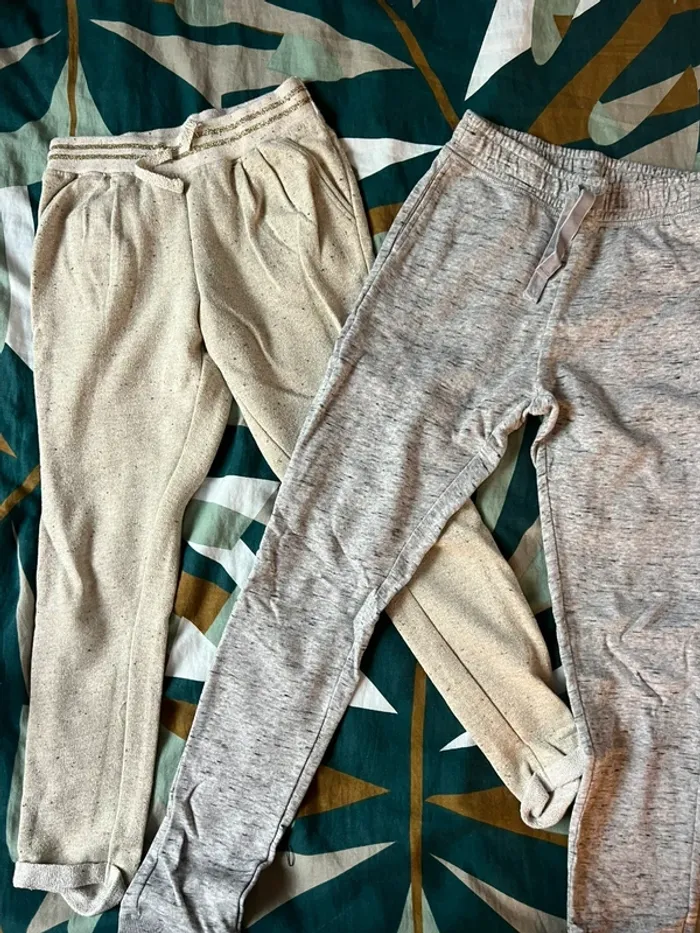 Lot de deux. Jogging, taille huit et 12 ans.