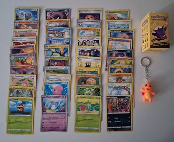 Lot de 40 cartes Pokemon et un porte-clés Salamèche