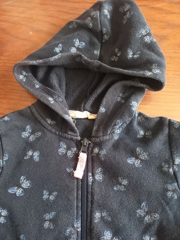 Veste/sweat zippé à capuche bleu marine papillonH&M 4-6ans - photo numéro 2