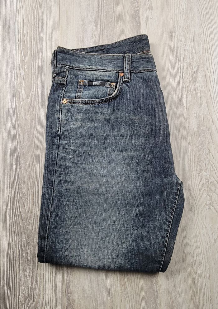 Jean Hugo Boss authentique foncé T33/34 – coupe droite effet vintage – très bon état