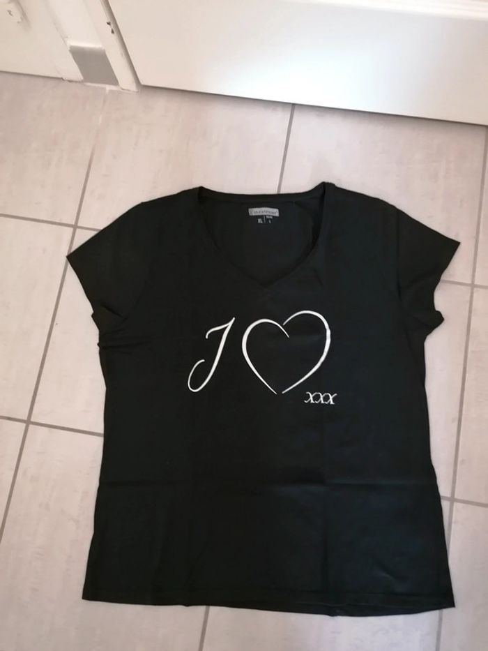Tee-shirt porté quelques fois très bon état taille XL - photo numéro 2