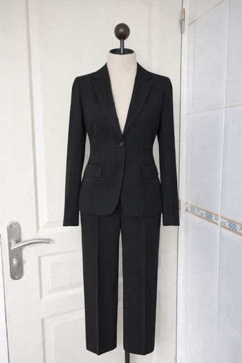 Belle ensemble tailleur veste et pantalon noir a rayure blanche femme Massimo dutti taille M/38