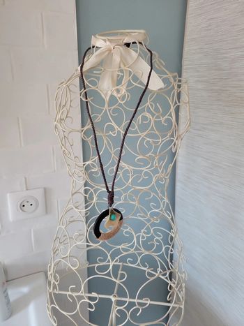 Collier sautoir pendentif rond avec perle en forme de goute bleu turquoise