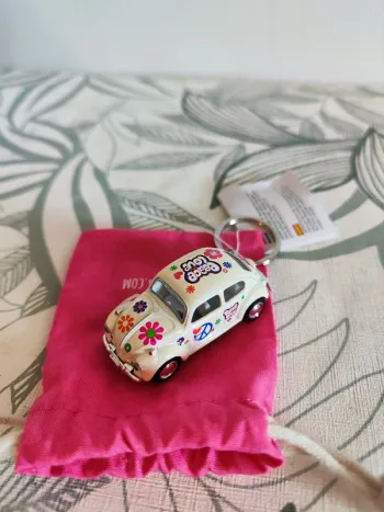 Porte-clés voiture coccinelle de volkswagen blanc design 70s peace an love