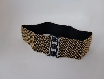 Ceinture vintage élastique noire et dorée,
Fermeture par trois crochets plastique