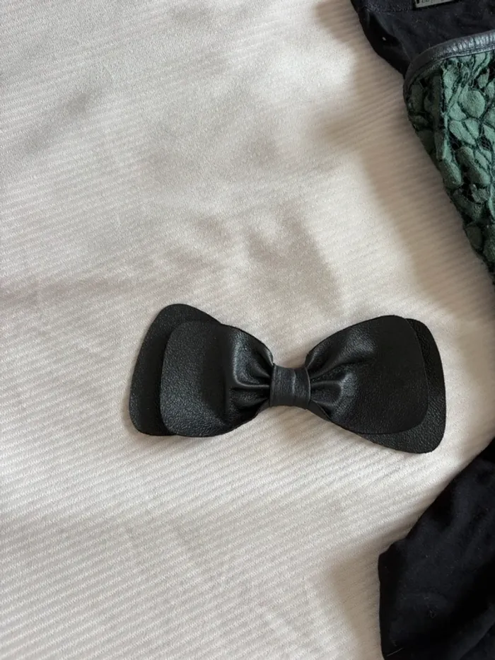Haut Cop Copine dentelle vert et noir + broche nœud similicuir – Taille 36 - photo numéro 4