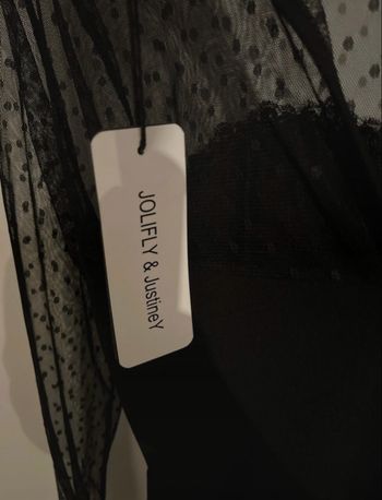 Robe noire avec manche transparente