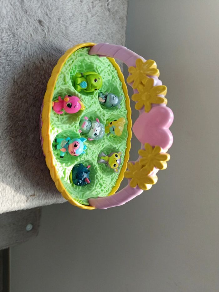 Pâques figurines hatchimals et  panier