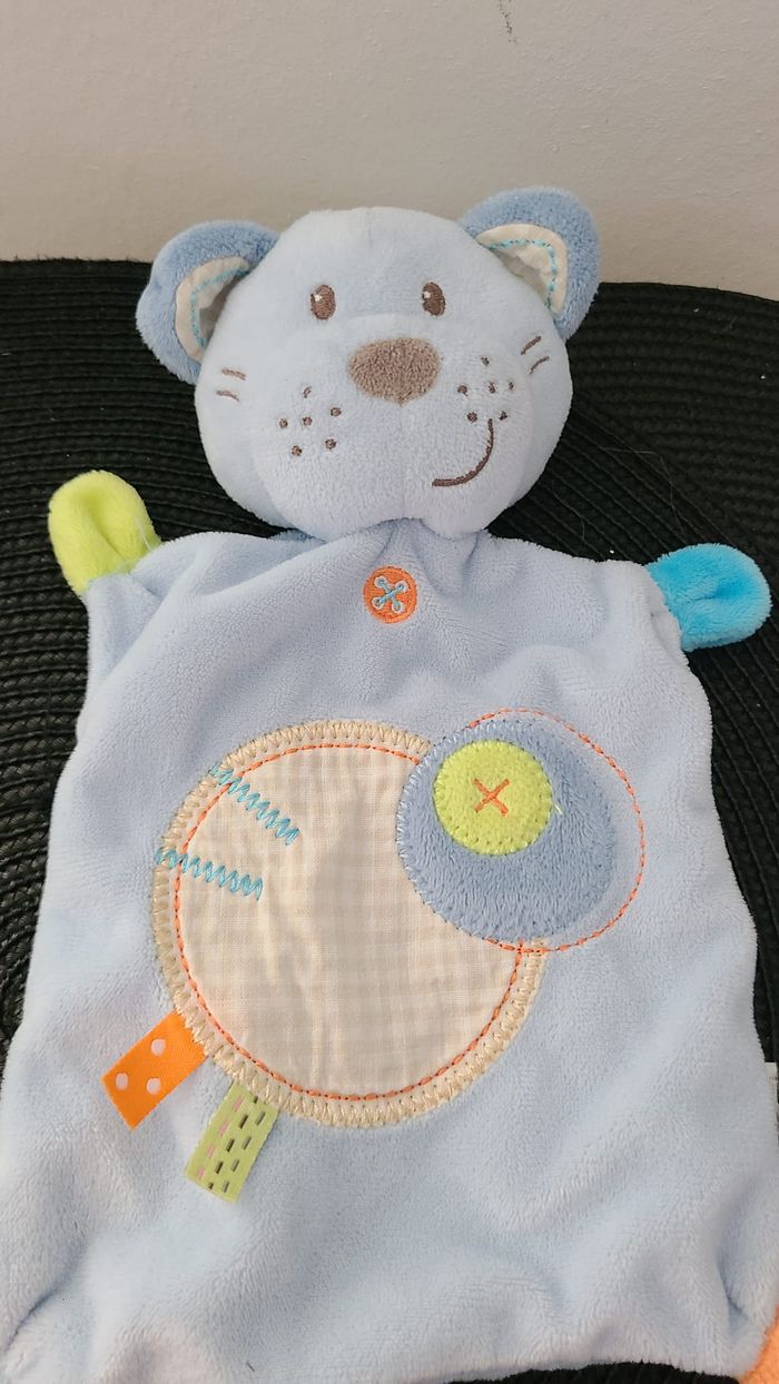 Nicotoy Doudou Plat Chat Bleu Orange Vert Broderie Ronds