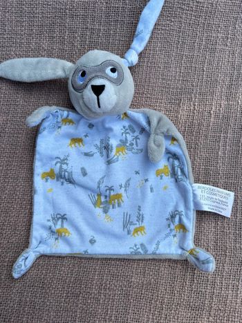 Doudou chien super héros gris et blanc