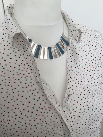 Jolie chemise blanche à pois multicolore
