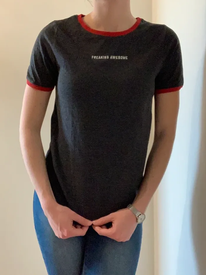 T-shirt gris et rouge Jennyfer - photo numéro 2