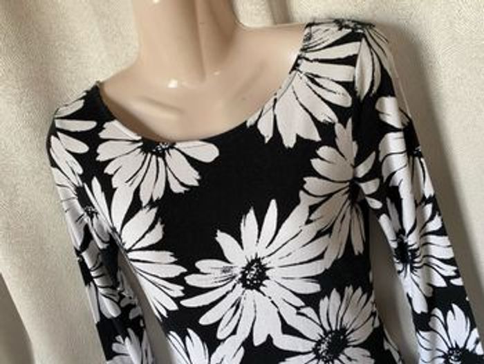 Robe  dos nu noire grosses pâquerettes blanches 38 Forever 21 - photo numéro 4