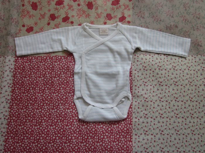Body croisé manches longues rayé blanc et bleu clair Naissance