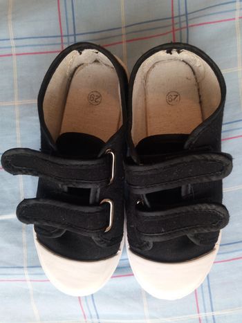 Chaussures à scratchs noires.