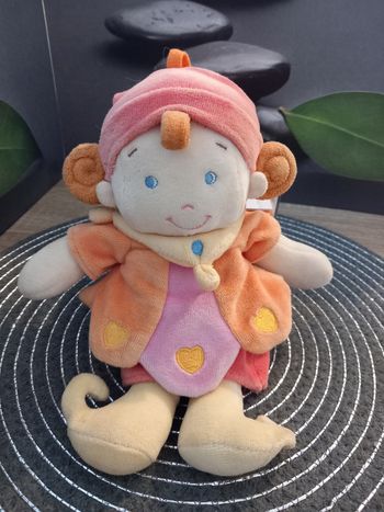 Peluche poupée boîte à musique 
Nicotoy 25cm