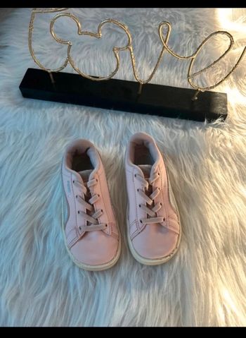 Très belle petite paire de basket rose 🥰 pointure 25 puma