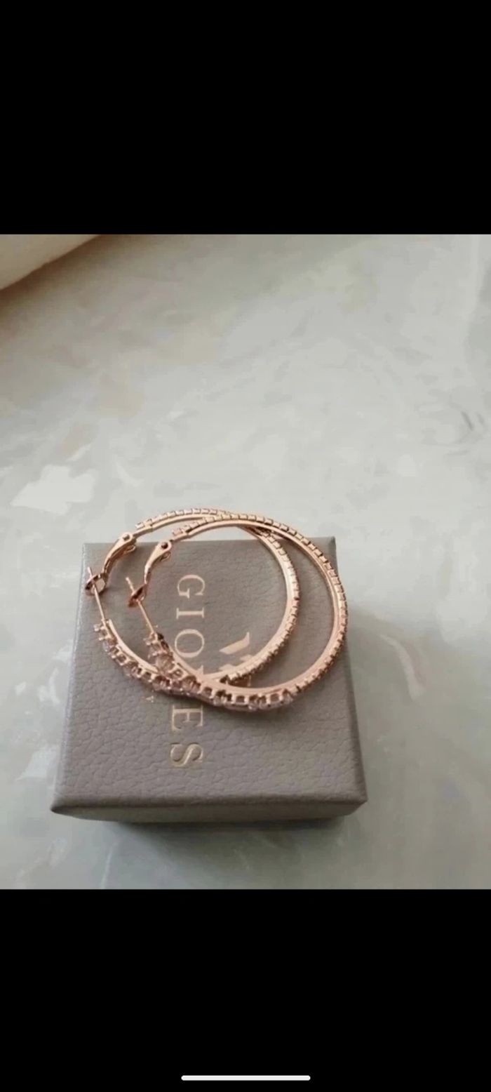 Magnifique paire de grosses créoles en  plaqué or 24 carats sertis de zirconiums. - photo numéro 4