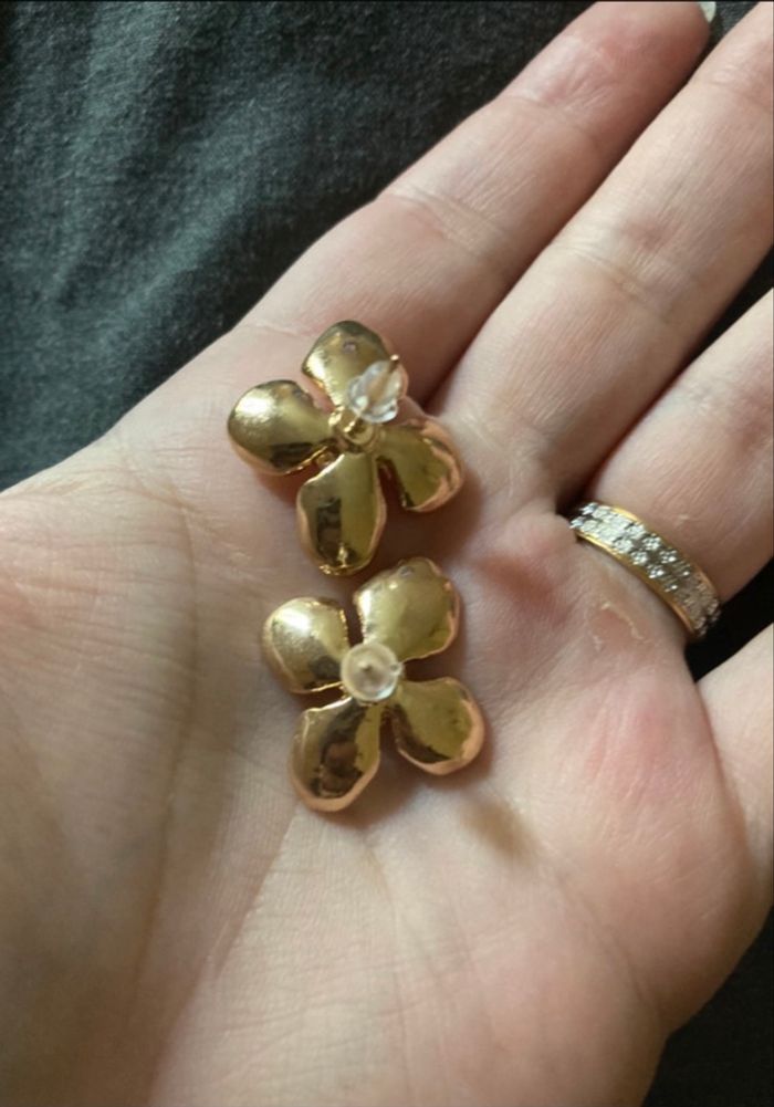Boucles d’oreilles NEUVES pour femme forme de fleurs 🌼 couleur doré - photo numéro 5