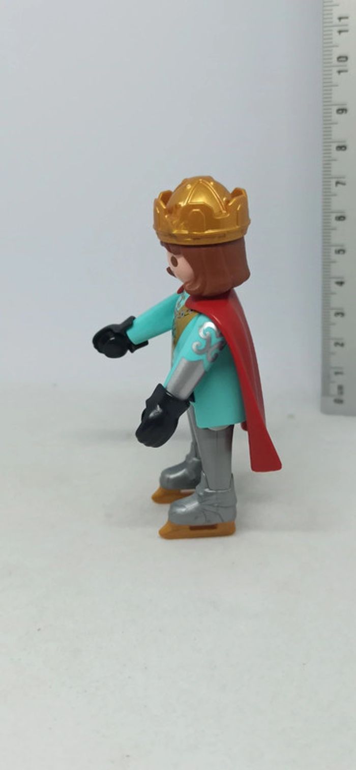 Homme prince avec patins à glace et cape rouge playmobil - photo numéro 4