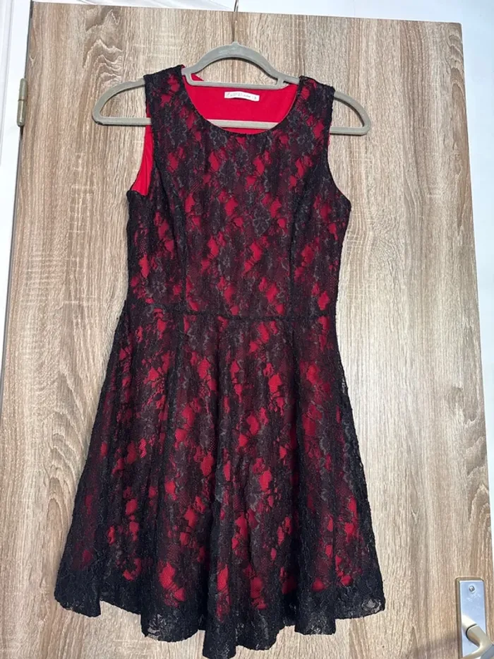 Robe noire et rouge, dentelle