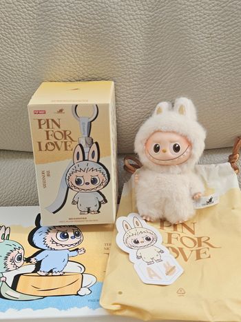Labubu Pin for Love lettre A  couleur crème  Pop Mart