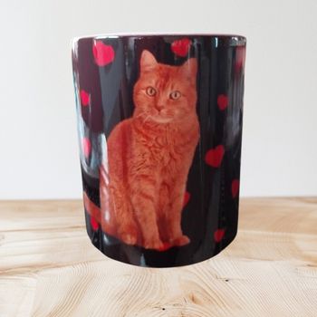 Mug chat entouré de cœurs