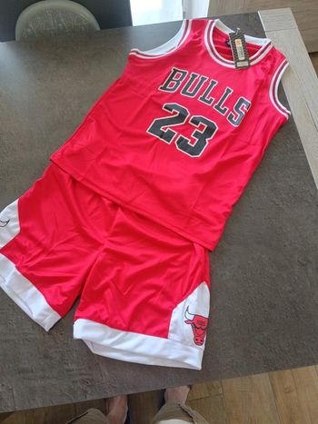 Tenue NBA Chicago Bulls Michael Jordan rouge. T.26