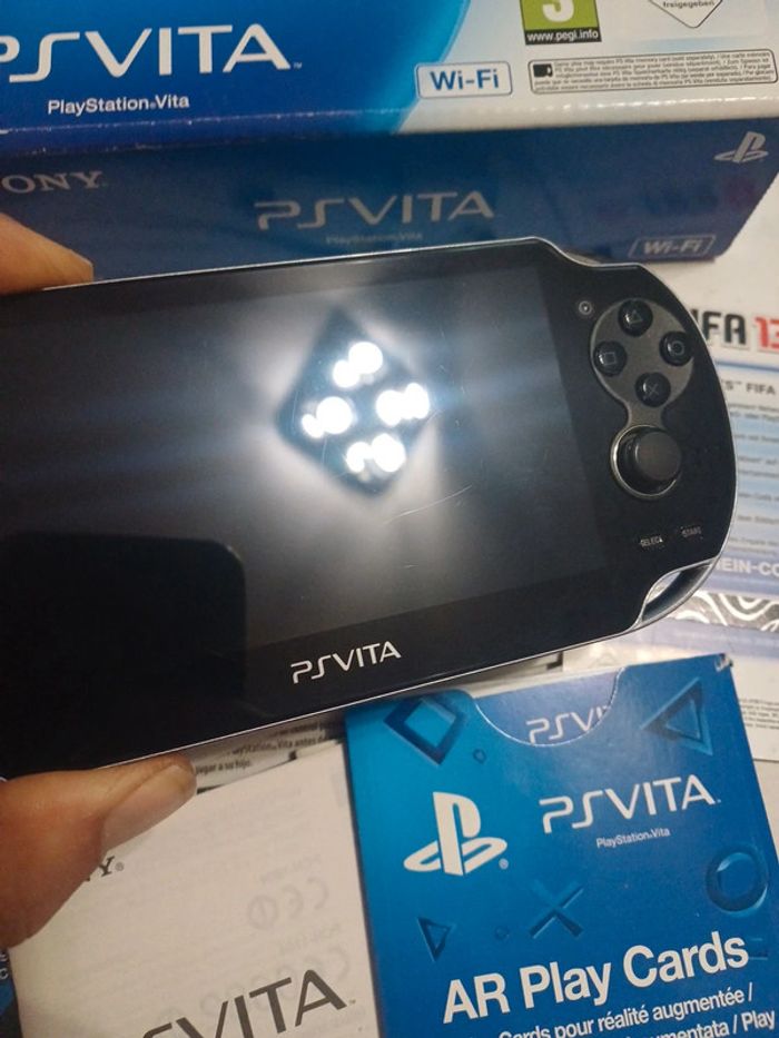 PS Vita Wi-Fi PCH-1004 en boite - photo numéro 5