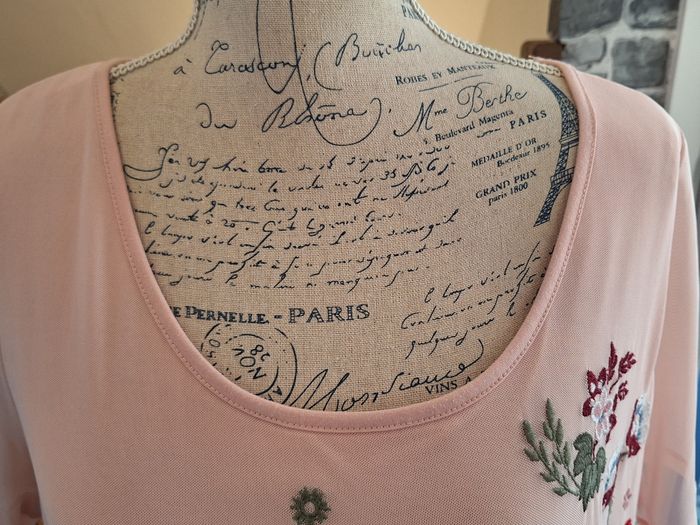 Tee-shirt rose en voile brodé de fleurs et d'oiseaux - photo numéro 2