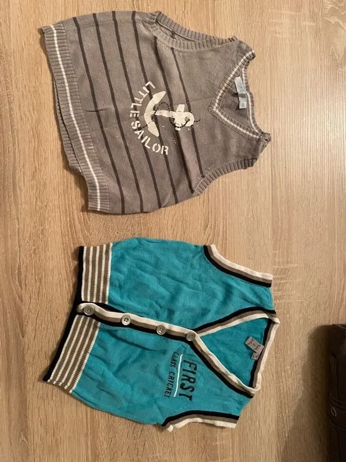 2 petit gilet sans manche 18 mois