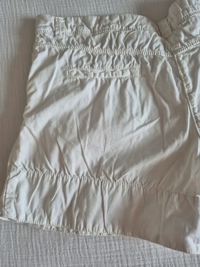 Short blanc Camaïeu bouton noir taille 40 - photo numéro 10