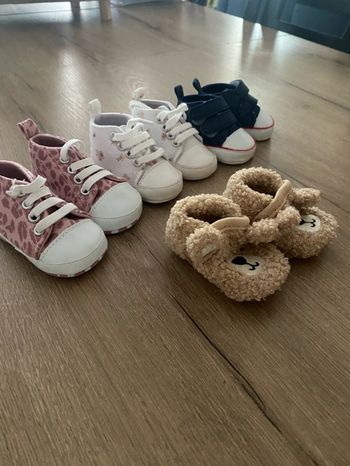 3 paires de chaussures + 1 paire de chausson