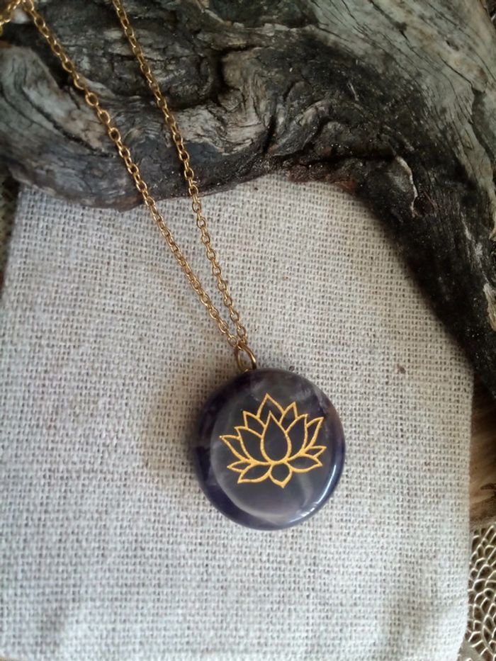 Collier pierre d'améthyste et fleur de lotus dorée - photo numéro 2