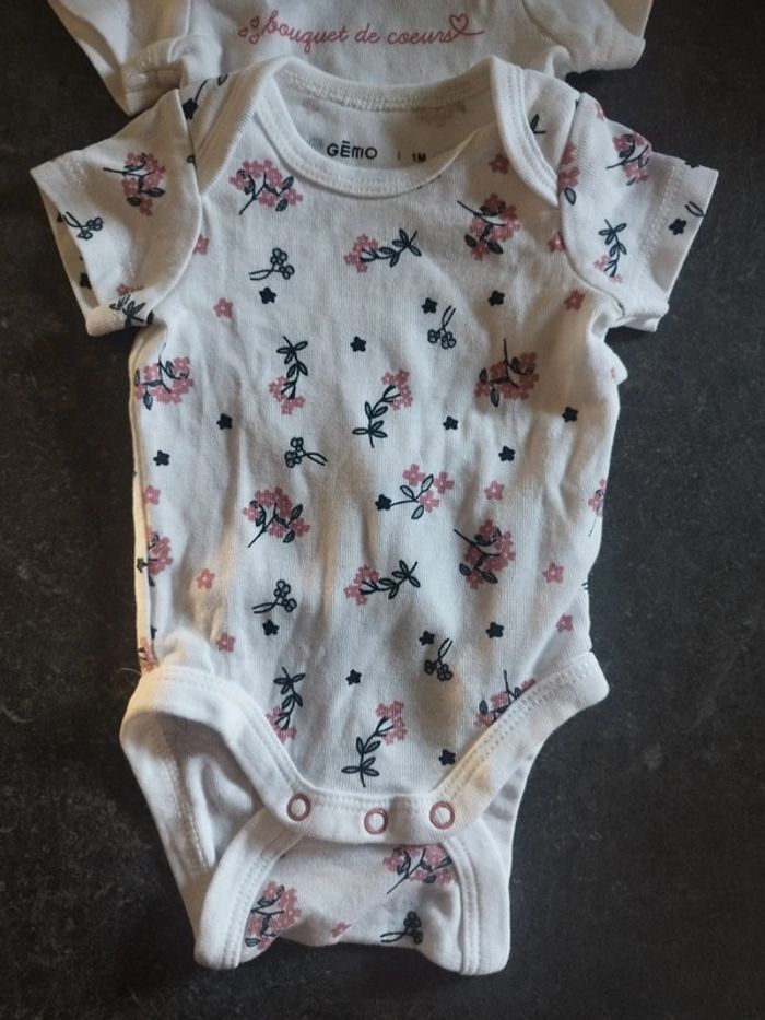 Bodies manches courtes fleurs 1 mois - photo numéro 2