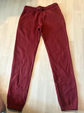 Jogging bordeaux gemo taille 14 ans bouloché un peu