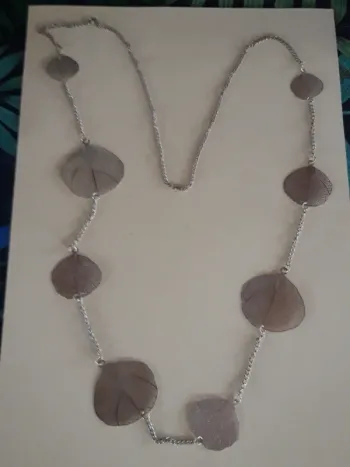 Joli sautoir fin feuilles argentées