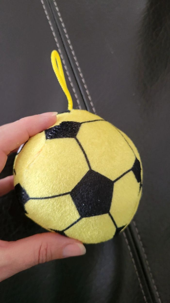 Ballon de foot en peluche à suspendre - photo numéro 4