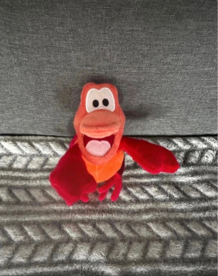 Peluche aimantée Sébastien Disneyland Paris la petite sirène Disney