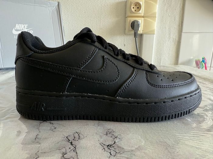 👟 Nike Air Force 1 noires – Pointure 36,5 - photo numéro 4