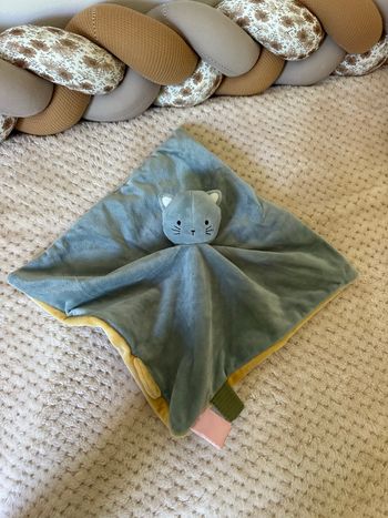 Doudou chat bleu et jaune 