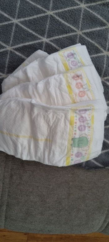 Lot 20 couches PAMPERS Taille 3
