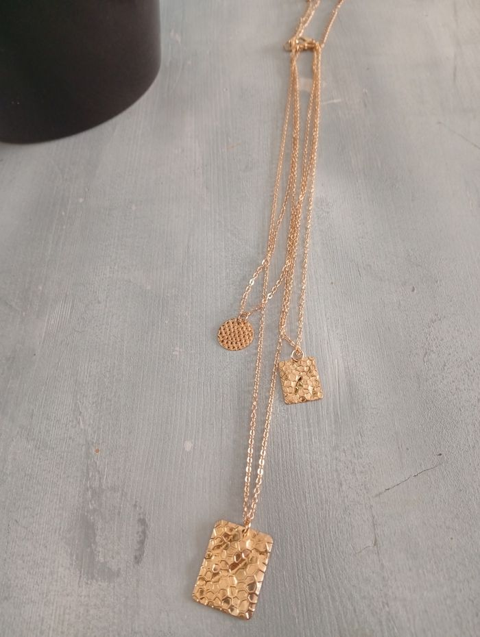 3 Colliers dorés avec pendentif - photo numéro 3