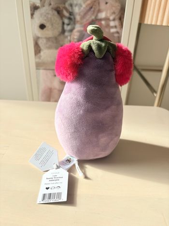 Jellycat aubergine avec pompon