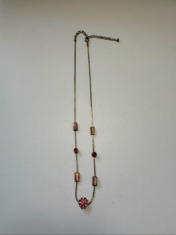 Collier argenté avec des breloques rose